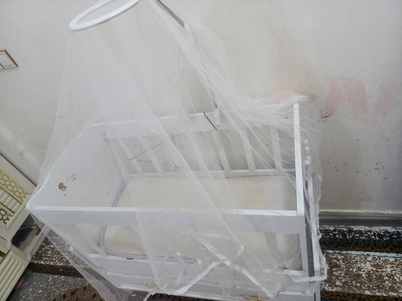 للبيع: كاروك أطفال هزاز 👶✨
الوصف: كاروك خشبي أبيض هزاز، ويا الدوشك والناموسية مالته.
العمر: يكفي لحد عمر سنتين.
النظافة: بحالة ممتازة ونظيف جداً.
السعر: 65 ألف.
للشراء والتواصل:
💬 خاص أو واتساب: ***********
