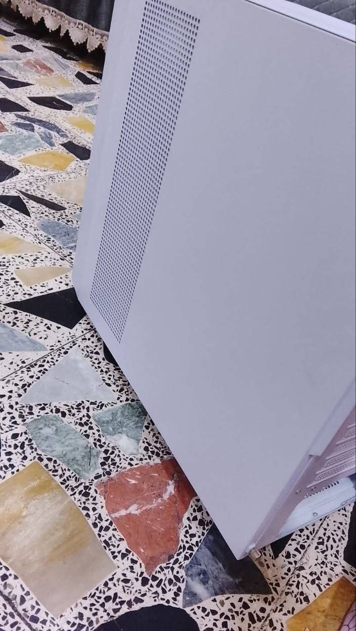 🖥️ للبيع كيس SAMA V PLAY لون أبيض – جديد بالكامل 🔥
للبيع كيس احترافي من شركة SAMA موديل V PLAY، اللون الأبيض الجميل والأنيق،
النسخة التي تحتوي على شاشة أمامية اعتيادية (مو لمس).

🔹 حالة المنتج:
الكيس جديد 100% وغير مستعمل نهائيًا، فقط بدون كارتونة الشركة،
لكن جميع الإغراض الأصلية والملحقات موجودة وكاملة وجديدة، مثل المسامير، الأسلاك، الفلاتر، وكل شيء جاي وياه.

🔹 مواصفات ومميزات الكيس:

تصميم عصري بلون أبيض نقي مع واجهة زجاجية شفافة تعطي شكل راقي جداً

دعم كامل للوحات ATX / Micro-ATX / Mini-ITX

مساحة واسعة لتركيب كرت شاشة طويل ومعالج تبريد هوائي أو مائي

نظام تهوية ممتاز مكون من 3 مراوح قابله للزياده 

كفاءة عالية في توزيع الحرارة وتنظيم الكيبلات

واجهة أمامية تحتوي على منافذ USB 3.0 + USB 2.0 + مدخل صوت ومايك

خامات قوية وثقيلة تعطي إحساس بالجودة العالية

💰 السعر المطلوب: 115.000 دينار عراقي

الموقع: بغداد السيديه
 للتواصل: واتساب / ***********
