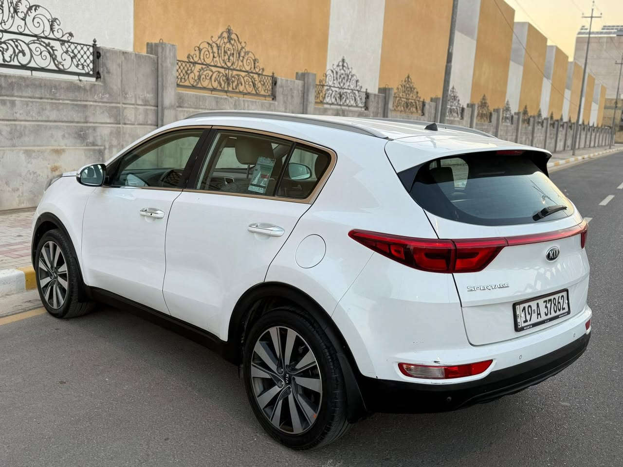 كيا سبورتج 2018 خليجي وكالة الدوليه 
رقم كربلاء الدولي تحويل مباشر 
عداد المسافه : 97 الف km
حجم المحرك : 4 سلندر 2000 دوش 
السياره بيها جاملغ امامي صبغ اثر طخه بسيطه وبارد بسيط ابواب ثنين بدون فتح 
المواصفات .. 
بصمة تشغيل وابواب - تبريد قطعتين 
زراك لايت - حساس امامي خلفي 
شاشة صغيره - كامره خلفيه - مري شفط
السعر 164 ورقه  للاستفسار الاتصال 📞 
***********  مهندس حسين  
العنوان / كربلاء / حي الحسين 
شركة_المتحدة_ لبيع _ وشراء _السيارات
