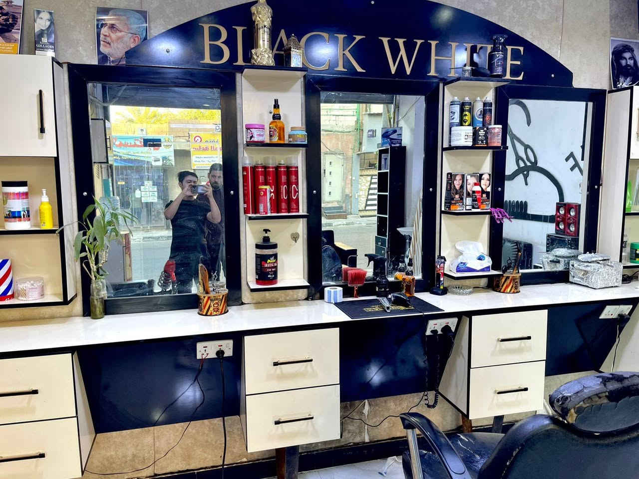 سلام عليكم ميز حلاقة يسع 3كراسي يستخدم صالون رجالي أو نسائي /نضافه تسعين بالميه/ شغل شركه تفصال مو جاهز/عنوان البصرة المعقل /***********
