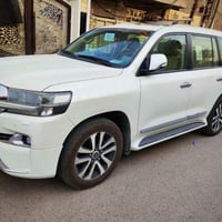 لاندكروزر وايت اديشن • ٢٠١٧ • مكفوله