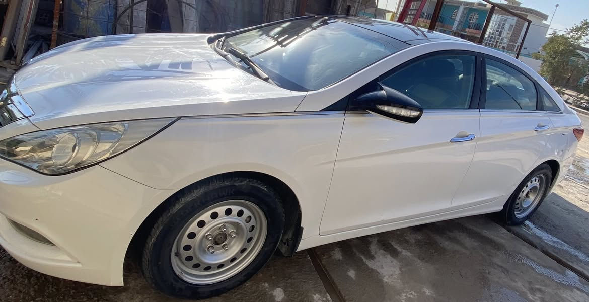 السلام عليكم سوناتا مديل 2011 
بيه جاملغ الخلفي صبغ والباب ملاون 
كذلك صبغ قليل في جاملغ الأمامي شبر فقط 
رقم بغداد  مشروع وطني 
مكينة 2400 خليجي 
العنوان النجف الأشرف / كوفة 
الشراي يتصل ***********
