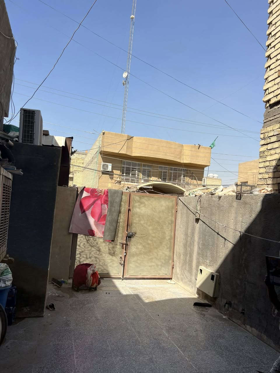 السلام عليكم بيت مع محل للبيع المساحه 200متر البيت طابق واحد  الموقع الامين سكينه شارع المكاتب 2على 11قرب الشارع العام للاستفسار 

***********
