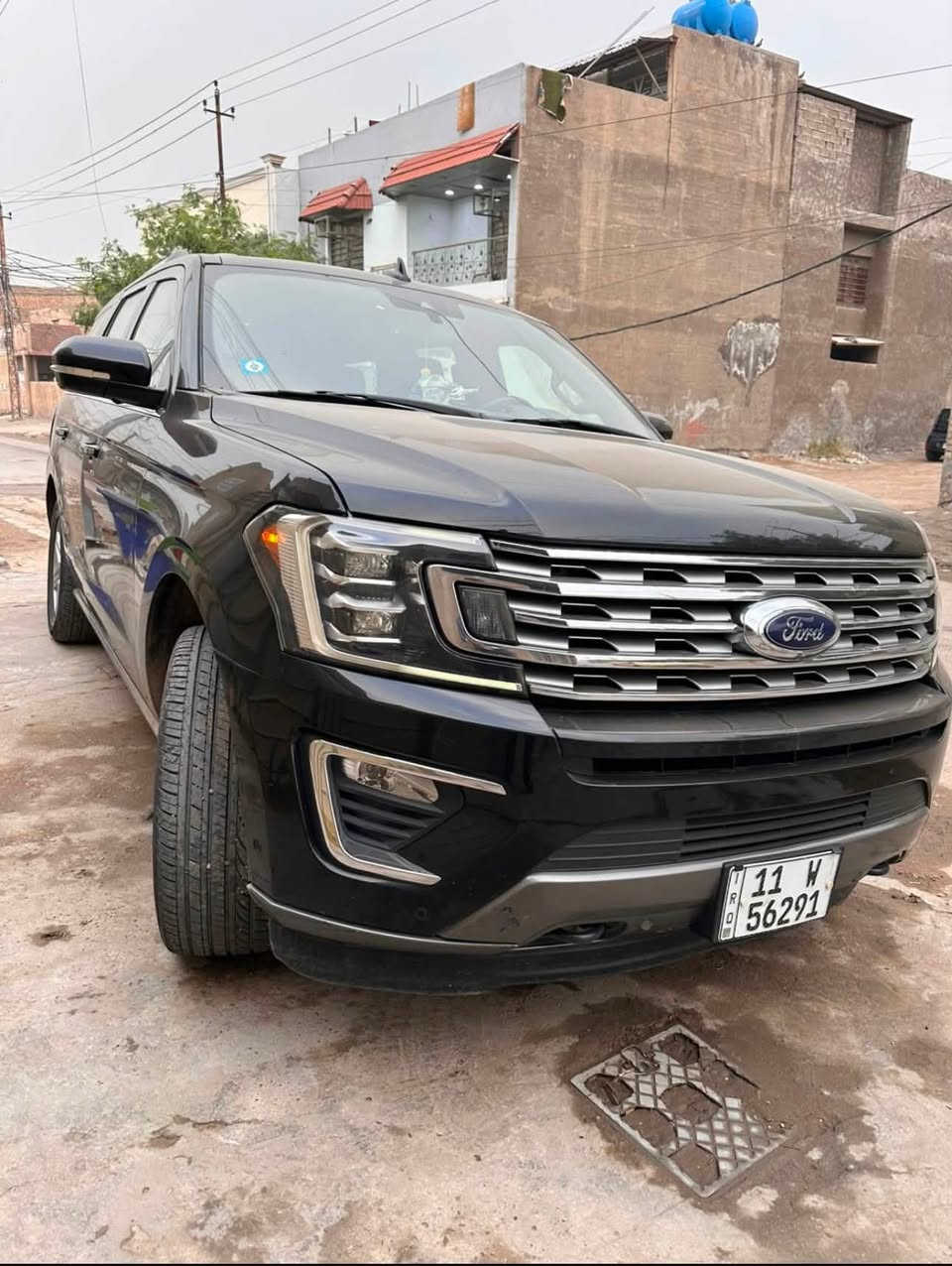 السلام عليكم
فورد اكسبدشن 2018 للبيع  رقم بغداد الانكليزي حصراً كلين تايتل مابيهة ولا قطعة تبديل.  "فقط نصف قطعة صبغ بلباب الخلفي" ماشية (150) الف كيلو متر.  و صدر جديد

(المواصفات ) مزوعة 
محرك 3.5 لتر 6 سلندر توين تيربو 
التسارع من 0-100 خلال 5.3 ثانية 
نظام  trail control وهو مخصص للطرق الوعرة 
كامرات 360 درجه 
رادار 360 درجة 
حساسات امامية خلفية
سعة الركاب سبعة 
بانوراما على طول السيارة 
ويل 18 انج 
8 اوضاع قيادة 
اربع انظمة فور ويل درايف 
قير 10 سرع يدوي أو توماتيك (ماوس) 
المقاعد جلد والمقاعد الوسطية منفصلة 
مقعد السائق خزن 3 
المقاعد تدفئة وتبريد الأمامي فقط الخلفي فقط تدفئة 
مقود السيارة يتحرك بأربع  الاتجهات كهربائياً لتنشب جلوس السائق ومشمول مع نظام الخزن مع مقعد السائق 
لايتات زنون بلاد اوتو اشغل وطفي عالي حساسات 
ماسحات اوتو حساس مطر 
زراكات ماء تنضيف كامرات 
مزود بنظام تدفئة مقود السياقة
دشبول شاشة 
شاشة وسطية 
شحن لاسلكي للهاتف المحمول 
شاشات متعدده لغات منها العربية
منافذ شحن ( يو اس بي ) لكل المقاعد 
المقاعد الوسطية والخلفية كهرباء تطوى وفيها الكثير من الحركات الاضافية 
تحكم كهربائي لصف الثالث للراحة والاسترخاء
صندوق كهربائي شفط + فتح و غلق الصندوق بحركة القدم
الدوسات الجانبية كهربائية 
ونظام التعليق والموازنة 
انظمة ترفيه اندرويد اوتو وكار بلي 
بريك أوتوماتيك عند الحالات الحرجة
مساعد ركن 
مساعد قيادة وتثبيت مسار 
12 سماعة 
المرايا طي كهربائي وأوتوماتيكي + بروجكترات بالمري الجانبية 
نظام الدخول المتميز لشركة فورد بالأرقام السرية بباب السائق 
تشغيل عن بعد وسيطرة على زجاج السيارة والمرايا الجانبية
وبيهة بعد كومة مواصفات  

(سعر سيارة (260) ورقة)
***********

