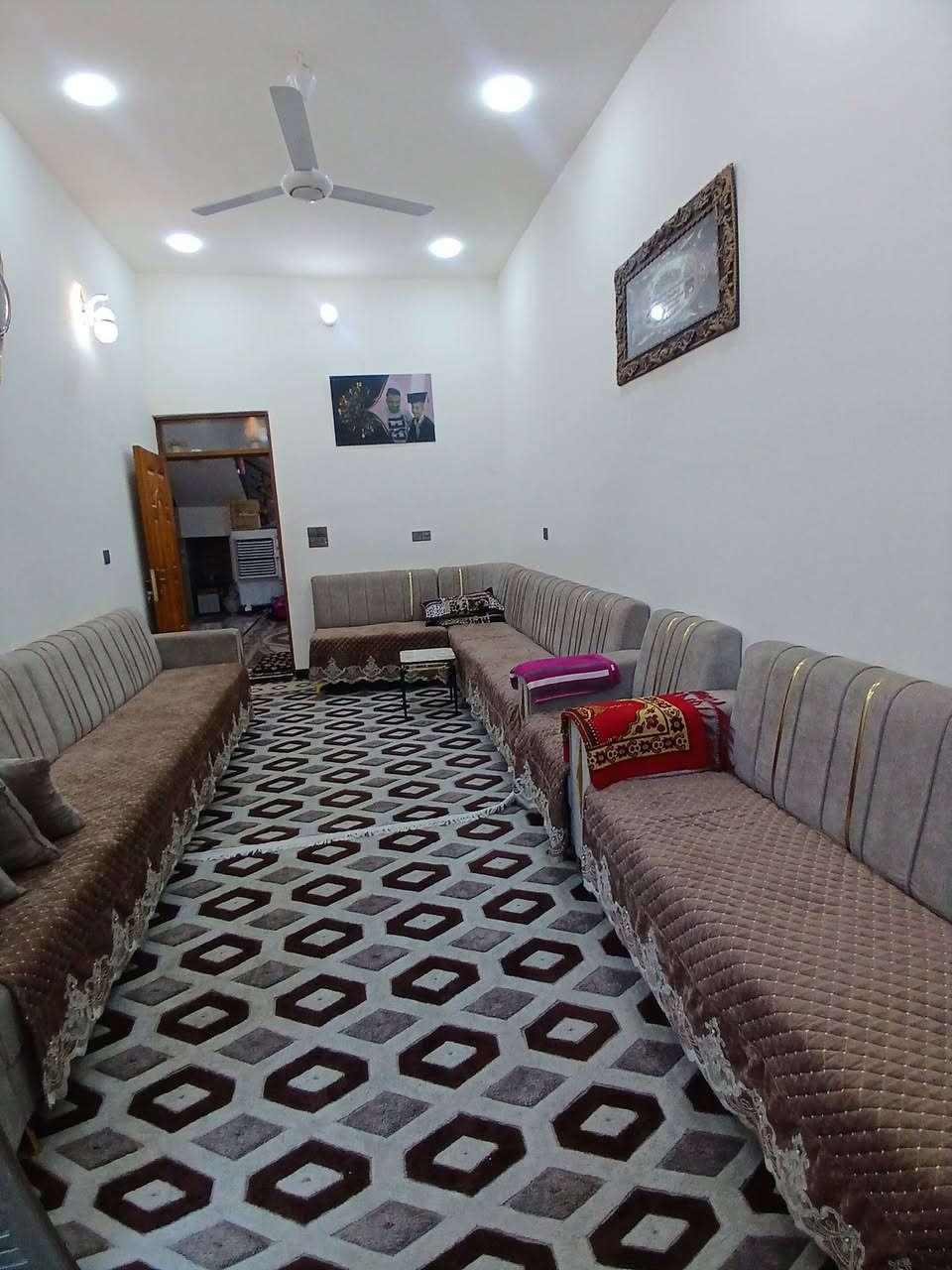 #مشتمل_للبيع 

  🌍 الموقع  / حي الجبيريه الثانيه 
  📍 مقابل مدرسة الأفاق 

 📐 المساحه  / ( 130m  ) طابقين 
 🧱 بناء حديث درجة أولى سيراميك وترتيب 💯 

 🏠 شارع 10m _ موقع ممتاز  ✅️

 💠 يتكون من أربع 4 غرف نوم
                       وصاله واسعه ومطبخ 
                             وحمام داخلي وخارجي وكراج كبير 

  💰 السعر مناسب للشراي _ لمعرفة السعر ارسل رقم  ( 1 ) 
        ■■■■■■■■■■■■■■■■■■■■■■■■
           للإستفسار أكثر يمكنم التواصل عبر رقم الهاتف 
                ☎️ ( ***********  )☎️ أبو سيف 

          🙋‍♂️ #أعرض عقارك يمنه وأنته مرتاح بالبيت 🏡
                      وحنه نهتم بالبيع والترويج 

📍 #العنوان_الضباط_الثانيه  📌 مقابل #شارع_ألفين  .
