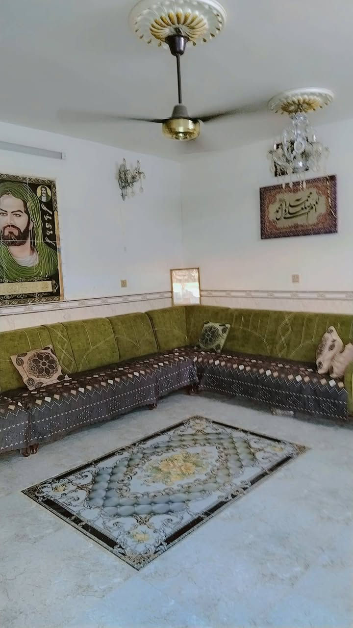 السلام عليكم بيت للبيع في منطقت الحسينيه الراشديه شارع خدمات مسقط على شارع تجاري البيت يحتوي على استقبال ومطبخ واربع غرف وصحيات داخل وخارج بيه سطحين البيت قاط ونص البيع اعكاده للستفسارعلى هذا الرقم ***********
