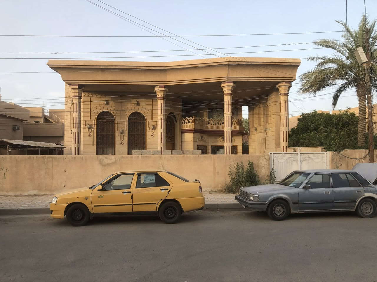 السلام عليكم دار للبيع 600 متر شارع جليل القصاب
5غرف نوم 

مطبخ حار بارد

استقبال +جلسة طعام 

كراج سياره عدد 2

حمامات عدد 2 خارجي وداخلي 

للاستفسار الاتصال على الرقم ***********
