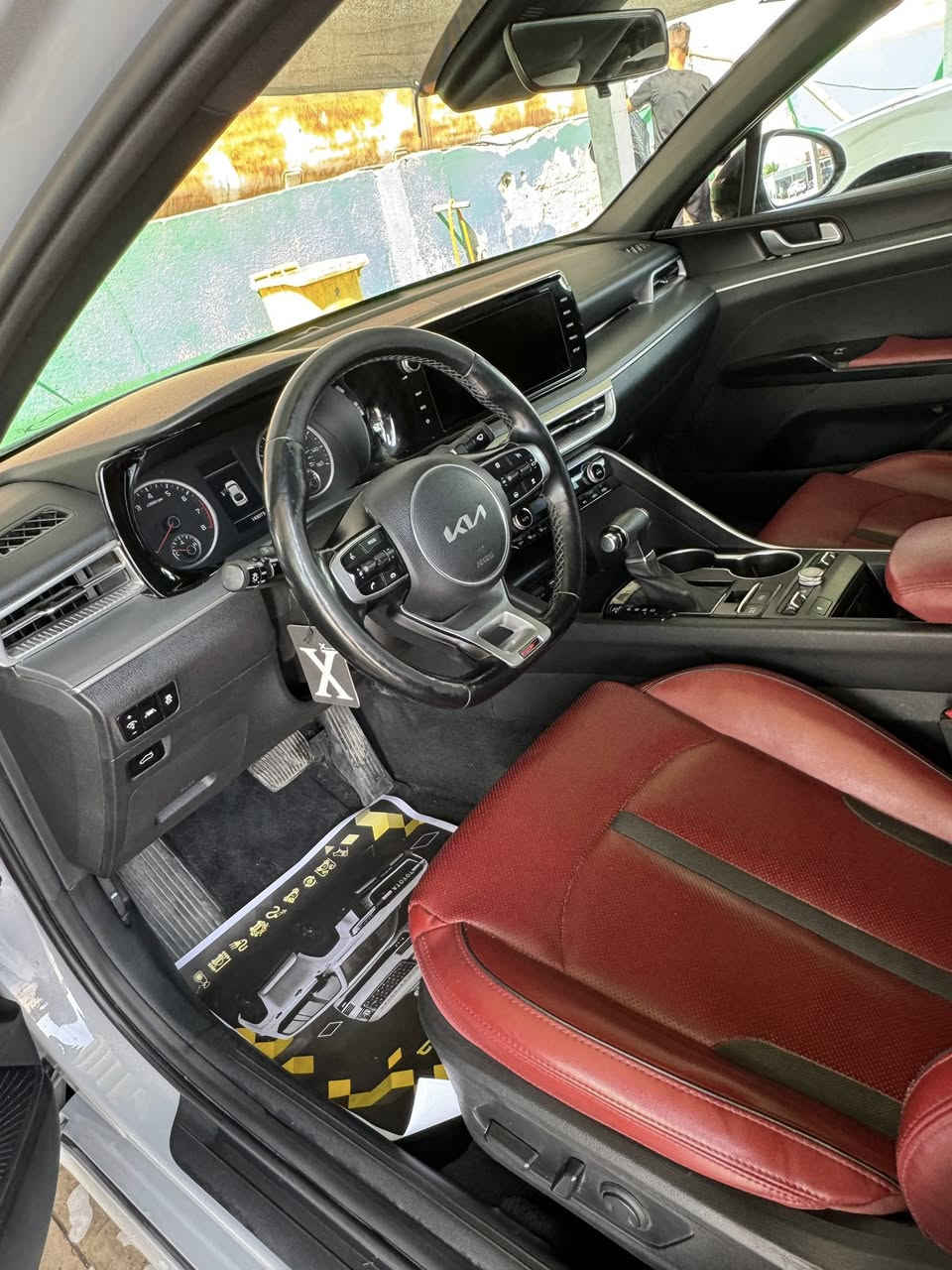 سلام عليكم البيع  K5 او  مراوس بجارجر اوبامه المديل 22 الموصفات جيتي لاين  معروفه مواصفاته  السياره حره بصره تحويل الرقم مميز  حادث السياره ربع البنيد صبغ وشويه من الجملغ والباب اثر شخط ونصبغن بدون ارباك  الرقم ***********
