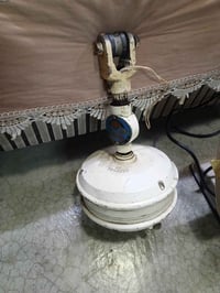 غراض للبيع جدا قديمه اثريه ساعات تشتغل على الكهرباء وشمعدانات نحاسيه و...