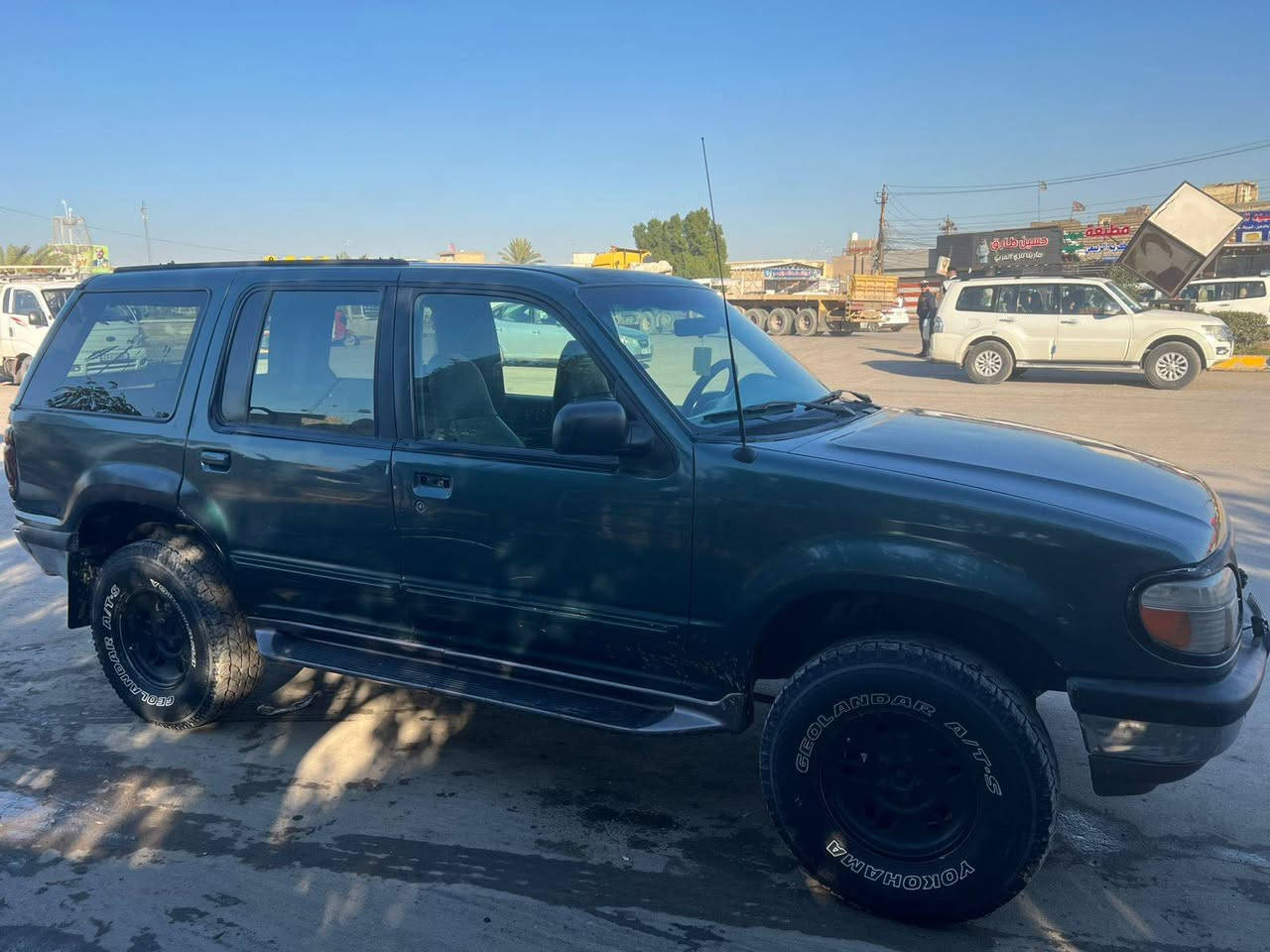 السلام عليكم،
معروض للبيع فورد إكسبلور موديل 1997 بحالة ممتازة:

🔧 *المواصفات:*
- مكينة جديدة 2500 VVTI
- تخم تاير أمريكي جديد
- بطارية جديدة
- جامات جديدة
- شاشة بلوتوث
- كهربائيات كلها شغالة
- لايت زينون عالي و واطي

 *الحالة:*
- السيارة مكفولة من الكص والضربة القوية
- نضيفة جداً وقوية، مناسبة للطرق الجبلية
- كير ومكينة مكفولات
- رقم مثنى إنكليزي، السيارة باسمي  (مكان السيارة بغداد). 

 *السعر: 65 ورقة*
 *للتواصل: ************
