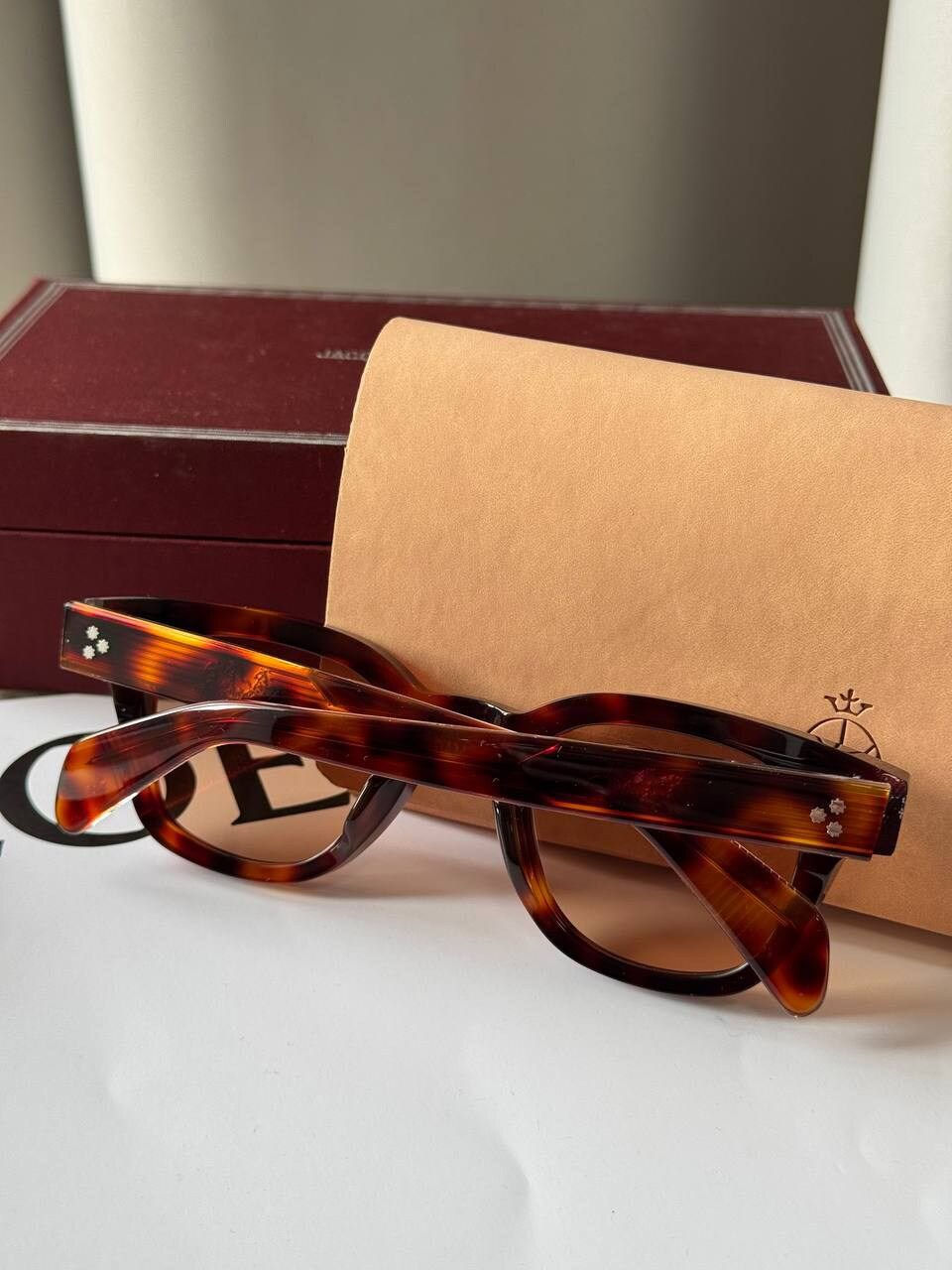 نظارات شمسية من طراز Julien من العلامة التجارية الفاخرة Jacques Marie Mage، وتتميز بتصميم مربع مستوحى من موضة باريس في الخمسينيات ومصنوعة من أسيتات السليولوز.


**إذا كنت صاحب هذا الإعلان وتريد حذفه لأي سبب، رجاءا أرسل رسالة إلى الدعم الفني**