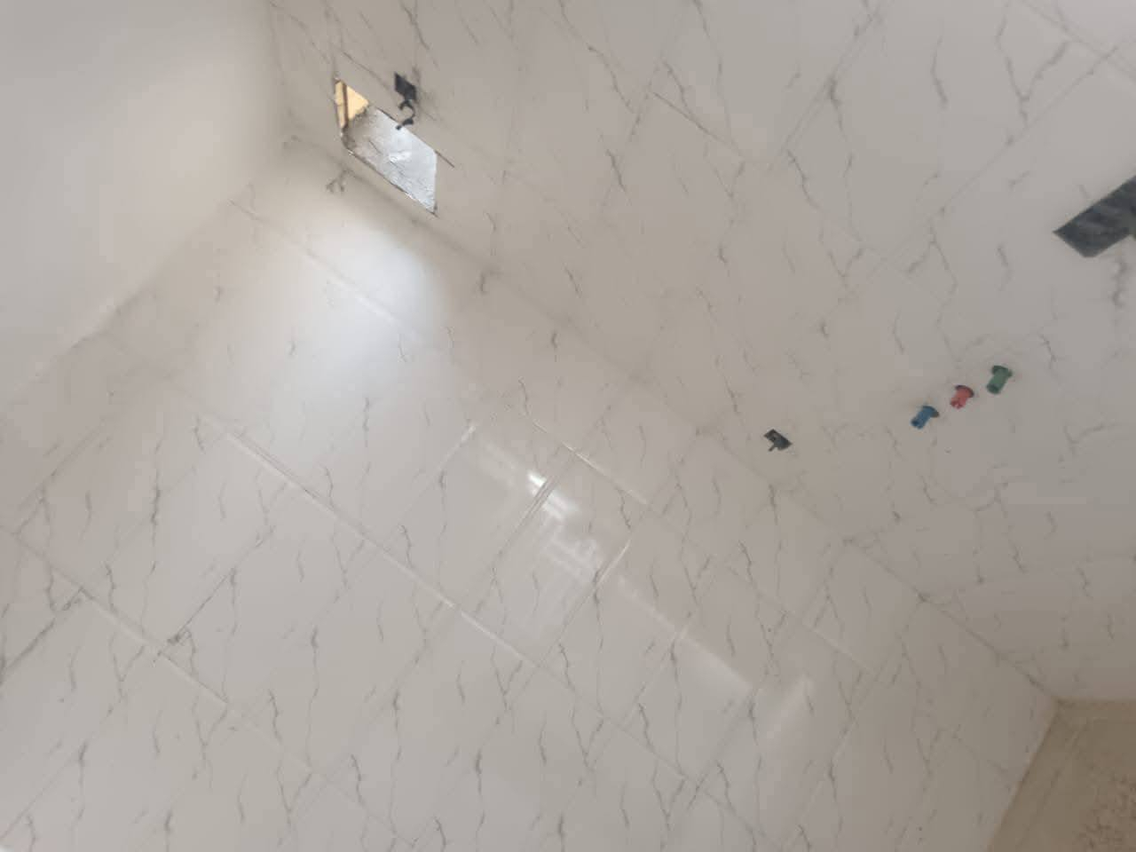 السلام عليكم
  دار للبيع مكان مميز جدا 
طابو زراعي سند 25 
المساحه //١٠٥متر
نوع البناء طابوق عكاده 
العنوان / /بابل المدحتيه
شارع علي قماره قرب حسينية الشهداء
خدمات كامله من ماء وكهرباء
عرض الشارع ٧متر
السعر/٤٦وبي مجال
تفاصيل البيت طابق واحد 
استقبال 
صاله 
عدد الغرف١
مطبخ 
منور خلفي طارمه
مجمع صحيات داخليه وخارجيه
السطح كامل  فرشي
البيت كامل ولايوجد اي نقص بي
تحويل البيت ثاني يوم بعد الشراء 
بناء حديث موقع جيد جداً 
يبعد عن الشارع الرئيسي ١٥٠متر
ملاحظة//البيت فارغ حلين غير مسكون
سنة البناء حديث
للاستفسار
مراجعة  مكتب دلالية وائل الهندي 
***********ابو علي
مكتب دلالية وائل الهندي بابل المدحتيه الحمزه الغربي ع شارع 60 قرب سلوان ابو الكاشي مقابيل فرع علي قمار
