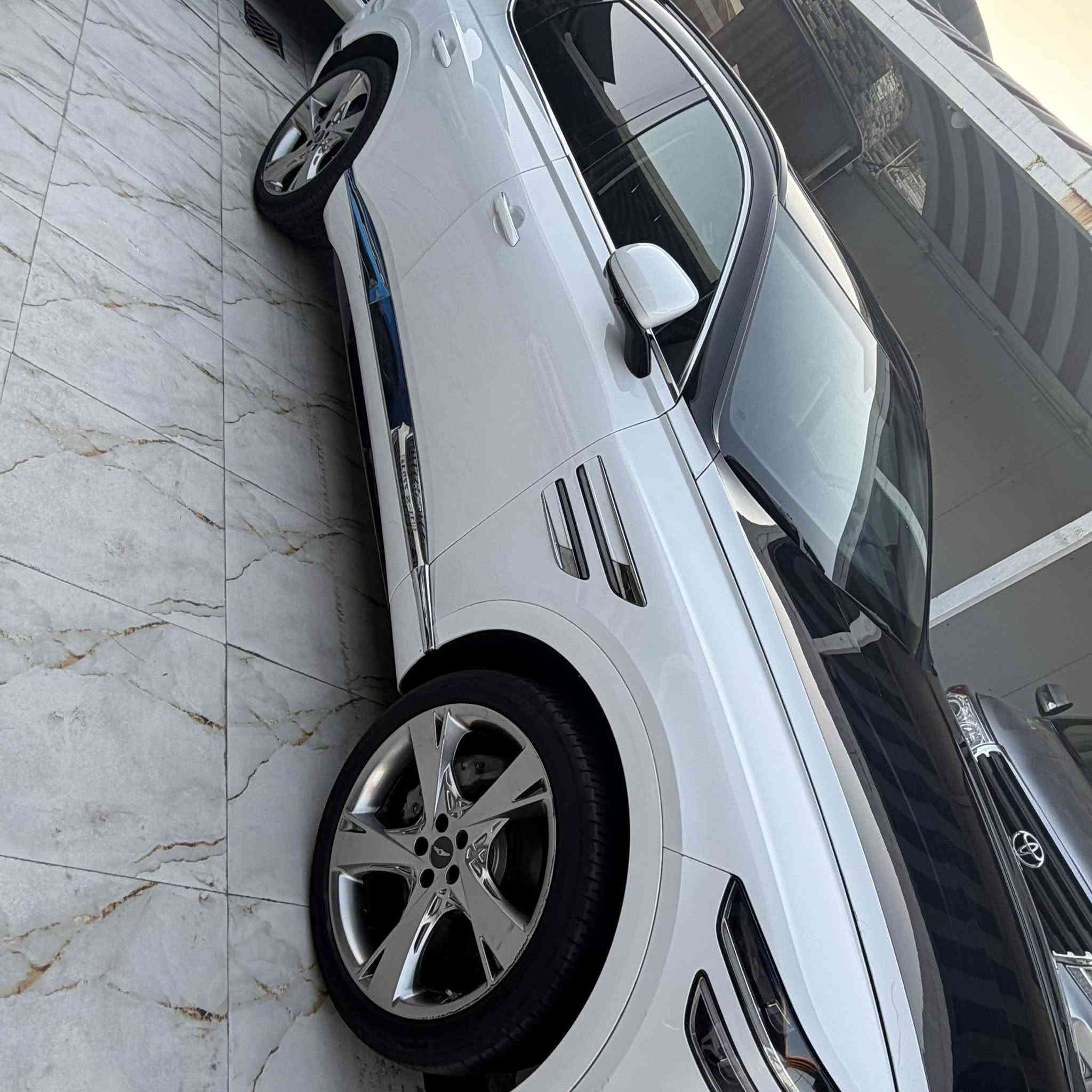 ماكو هيج سعر بلعراق  جنسز GV80 برستيج موديل 2024
أعلى فئة ماشيه ٤ ألف كم 
محرك 3.5 تيربو 5 راكب ويل 21 إنج 
كروم وارد امريكي حادث بنيد
وباب خلفي بي شخط ومبدل أصلي 
السيارة بدون صبغ بانوراما 
بصمة أبواب وتشغيل أبواب 
شفط صندوق كهرباء كاميرات 360 أربع 
كاميرات داخل جلد كهرباء مع 
مساج شاشة كبيرة تدعم كار بلاي 
رادارات أمامية وخلفية وجانبية 
ستيرن كهرباء إنارة محيطية 
متعددة الألوان مرايات كهرباء 
السياره تو كلر جايه من امريكا لونين
صور الحادث بلمنشور القطع المبدلهن كلهن اصليات الله شاهد متبيه كلبسه تجاري السعر ٢٨٥ سعر سورنتو ٢٠ ومكلفتني ٣٦٠ ورقه السياره بلعماره حره بدون رقم بسمي رقمي***********
