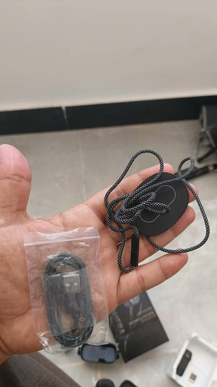 السلام عليكم
 كاميرا للبيع ضد الماء بهذا الشكل دقة التصوير 4K صور و فيديو تتعلگ بالصدر و تتثبت و تكدر تثبتهة بالسيارة و الماطور و تربطهة عل واي فاي و تصير كامرة مراقبة عن بعد 
سعة  البطارية  1000 ملي امبير تدعم الشحن السريع تايبسي 
و تدعم الشحن المغناطيسي يجي وياها رام 64 گيكا 
السعر 40الف و بيها مجال بسيط و هذا رقمي *********** بي واتساب و الخاص مفتوح
