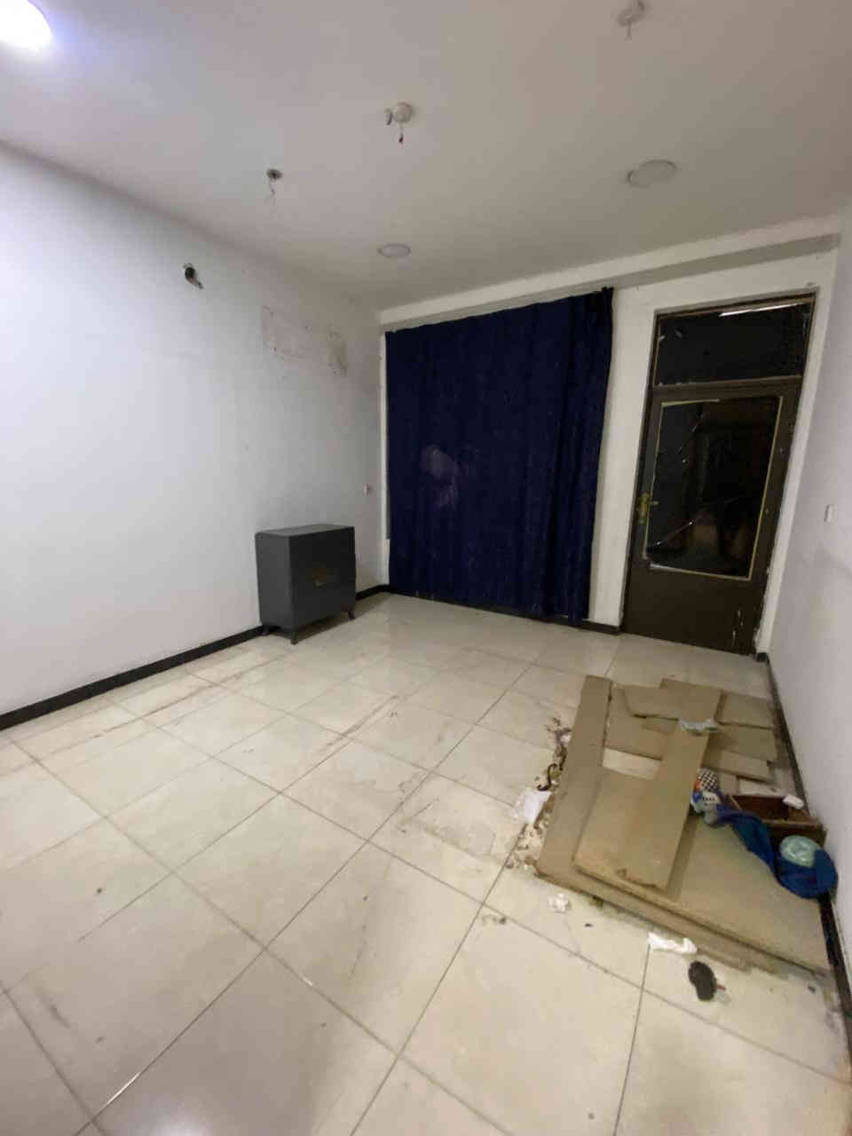 دار سكن درجه اولى المساحه 50 متر يحتوي علا 

صاله ومطبخ وخدمات صحيه في الطابق الارضي 

الطابق الثاني غرفتين نوم واحده سويت والملحقات 

موقع العقار السيديه خلف شارع النخيل

 للاستفسار ***********
