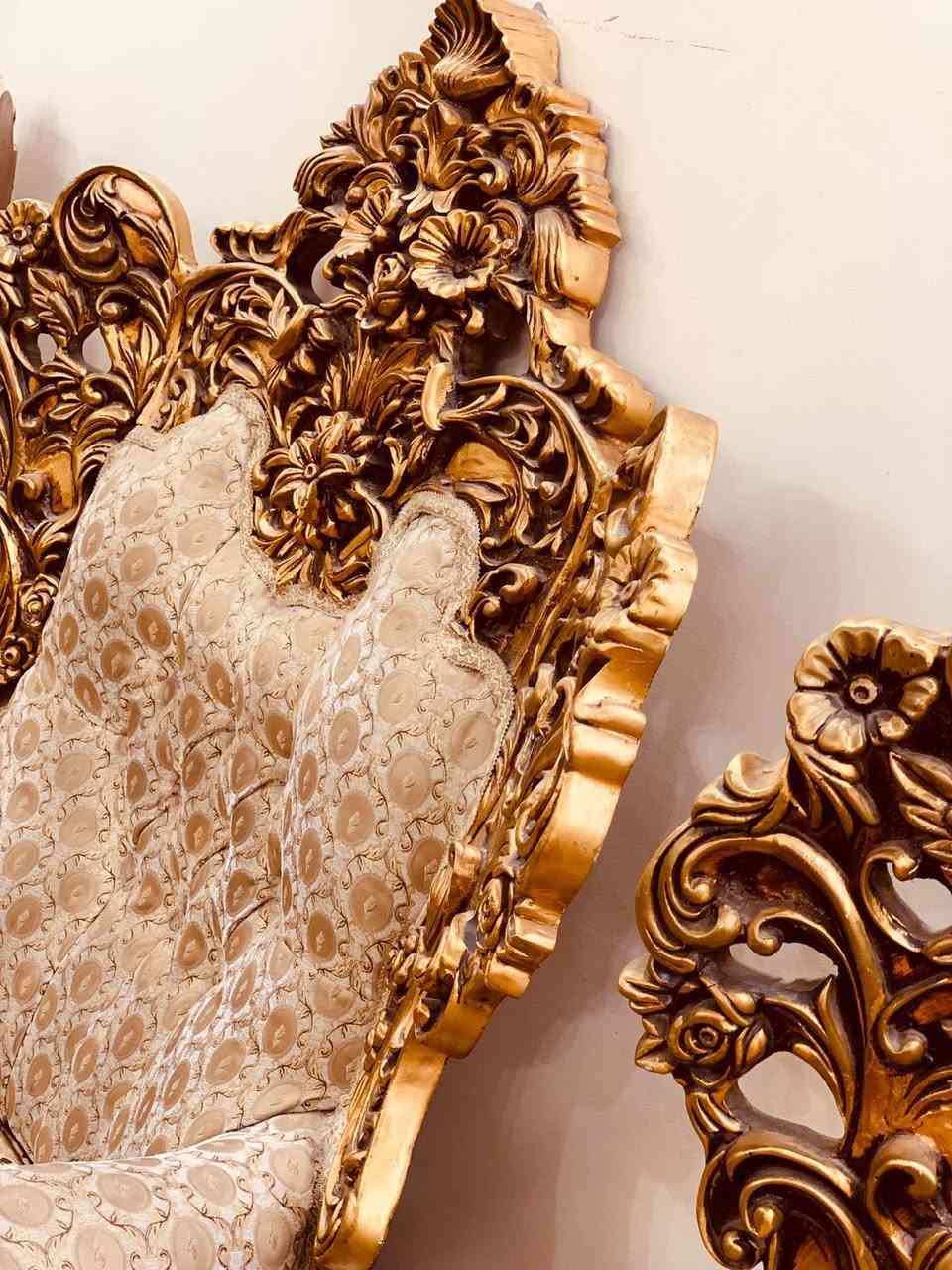 تخم قنفات ملكي 10 مقاعد  2  مقاعد ثلاثي و4 كراسي مع 3 طاولات وحده كبيره 1 متر مربع  و2 صغير  60 سانتيم مربع نظيف جداً بدون اي ضرر   المكان مجمع بسماية السكني 
للاستفسار الاتصال على الرقم *********** موجود واتس اب وفيس بوك السعر على الخاص ولحد يكسر بحلال العالم
