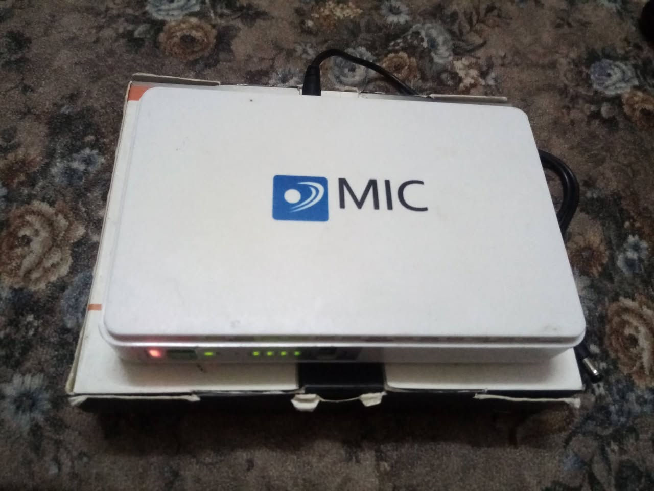 راوتر وعاكسة شغالين شرط شراي اتصل على الأرقام *********** /*********** عنواني أيسر سايدين حي النور قرب مجسر المعارض
