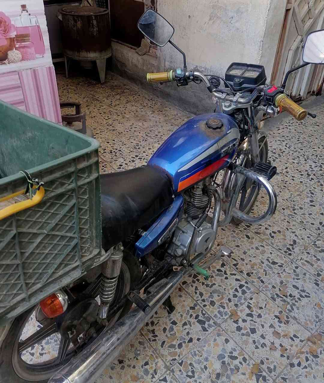 سلام عليكم دراجه البيع يراني بارت محرك مامفتوح وراق دراجه سعرها 650الف وبيه مجال شراي مكان حي الحسين ***********
