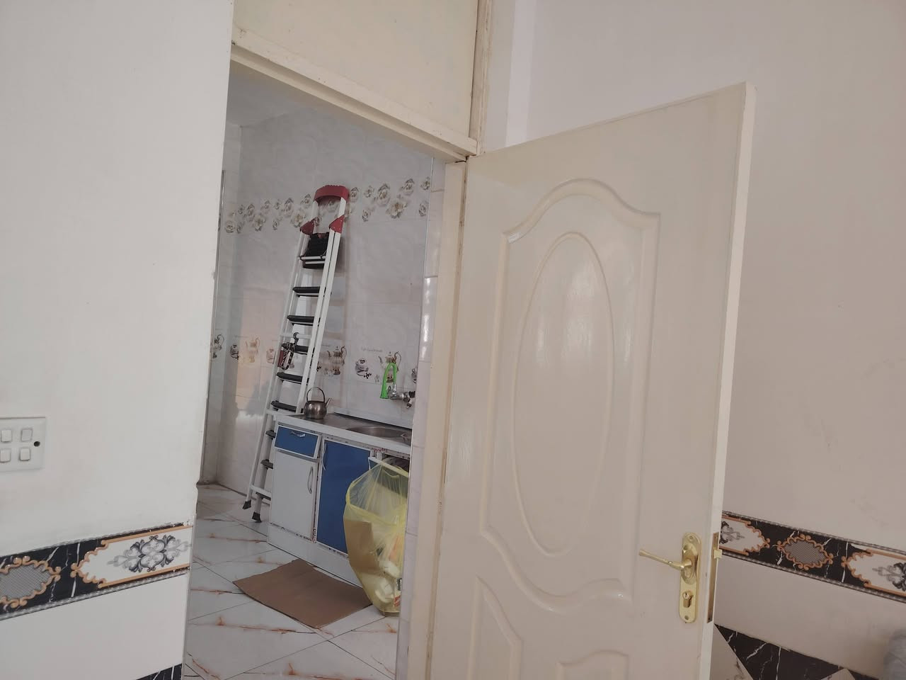 السلام عليكم بيت للبيع مساحته ١٦٨ متر طابو زراعي سند ٢٥ البيت جديد مشتغله على أيدي وموقع حلوو مقابل مستشفى المستقبل شارع ٨٠ ثاني بيت على الشارع وللعلم يصير مشتملين او اكثر ويقع على شارعين امامي وخلفي السعر ١٦٠ مليون وقابل للتفاوض للإستفسار أكثر اتصل ***********
