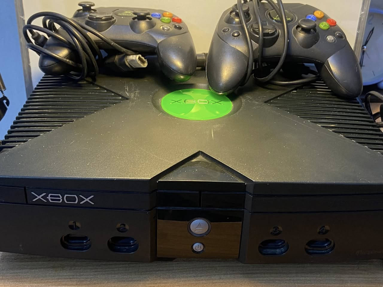 1️⃣ اكسبوكس 360 سلم (Xbox 360 Slim)
الهارد: 250 كيكا.
 شغال وبأحسن حال، بي ألعاب
 الملحقات: يده وحدة + المحولة الأصلية.
⚠️السعر⚠️: ١٣٠ الف
2️⃣ اكسبوكس أورجنال القديم (Xbox Original) نظيف جداً
 الملحقات: يدات اثنين + كافة كيبلاته الأصلية.
⚠️السعر⚠️: ٤٥ الف 
 الجهاز بيه عطل بالهارد.
3️⃣ بلاي ستيشن 4 سلم (PS4 Slim)
 النظام: أون لاين، التحديث الحالي (13.02) والتهكير ماله راح ينزل بالأيام الجاية.
 الهارد: 512 كيكا.
((العدسة يحتاجلها تبديل))
 الملحقات: يدات اثنين وحده اصلية ووحده تجاري.
 الألعاب: يجي وياه أقراص كوست اوف تسوشيما وهورايزن 
⚠️السعر⚠️: ٢٥٠ الف
4️⃣ بلاي ستيشن 2 (PS2) نظيف
 الملحقات: الكيبلات كاملة وياه.
 الملاحظة: بدون فلاش وبدون يده وبدون رام.
⚠️السعر⚠️: ٢٥ الف
5️⃣ كارت شاشة
 النوع: GTX 550 Ti (نسخة صينية).
 المواصفات: 6GB VRAM DDR5.
⚠️السعر⚠️: ٢٥ الف

الاسعار بيهن مجال بسيط
التوصيل متوفر لجميع المحافظات
عنواني الناصرية حي اور


**إذا كنت صاحب هذا الإعلان وتريد حذفه لأي سبب، رجاءا أرسل رسالة إلى الدعم الفني**