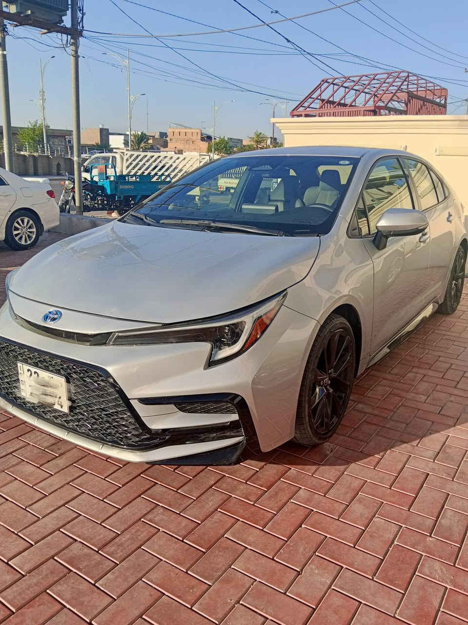 Toyota Corolla Hybrid SE 2024
دخول جديد مرقم باسمي اربيل 
دفع أمامي FWD) مواصفاتها
المحرك
محرك 1.8 لتر، 4 سلندر.
نظام هايبرد من تويوتا.
القوة الكلية: 138 حصان.
ناقل حركة eCVT.
دفع أمامي (FWD). �
Edmunds +١
استهلاك الوقود
داخل المدينة: 50 MPG.
خارج المدينة: 43 MPG.
المعدل: 46–50 MPG حسب نظام القياس. �
Toyota +١
الجنوط والإطارات
جنوط ألمنيوم رياضية 18 إنش.
قياس الإطارات: 225/40R18
Toyota +١
التصميم الخارجي
شبك أمامي رياضي باللون الأسود.
جناح خلفي (Spoiler).
مشتت هواء خلفي أسود.
مرايا كهربائية مدفأة.
مصابيح LED أمامية وخلفية.
إضاءة نهارية LED. �
Toyota +١
المقصورة
مقاعد رياضية قماش.
مقود جلد متعدد الوظائف.
تشغيل بالبصمة (Push Start).
Smart Key.
مكيف أوتوماتيكي.
شاشة معلومات للسائق 4.2 إنش. �
Toyota +١
الترفيه
شاشة لمس 8 إنش.
Apple CarPlay لاسلكي.
Android Auto لاسلكي.
Bluetooth.
6 سماعات. �
Toyota
أنظمة السلامة
Toyota Safety Sense 3.0.
مثبت سرعة راداري (DRCC).
الحفاظ على المسار (LDA).
قراءة إشارات المرور (RSA).
التحذير من الاصطدام مع الكبح التلقائي (PCS).
الضوء العالي التلقائي.
كاميرا خلفية.
8 وسائد هوائية. �
Toyota +١
الأبعاد
الطول: 463 سم.
العرض: 178 سم.
الارتفاع: 143.5 سم.
قاعدة العجلات: 270 سم.
خزان الوقود: 42.8 لتر.
صورة الضرر بالاخير 
مرفقة 
ضرر قبغ جنطه معدل ومصبوغ بدون دواخل بيها بارد بسيط بالبنيد  
السعر 174 بيها مجال بسيط
العنوان الانبار فلوجة 
واتس اب ***********
