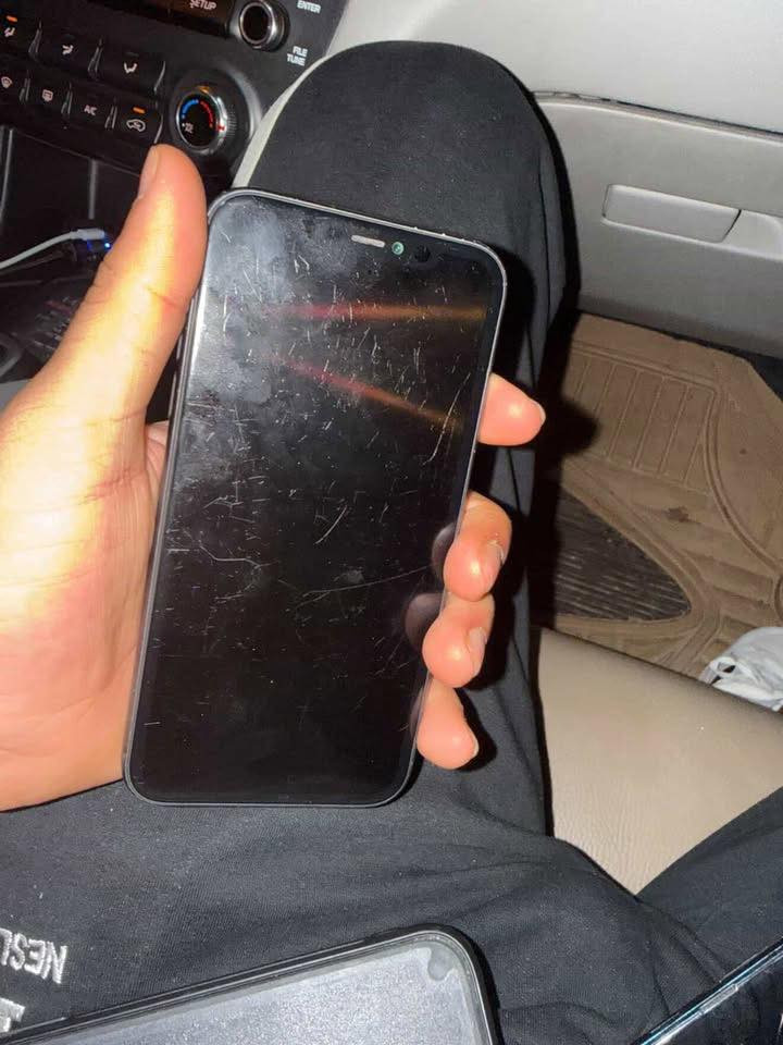 سلام عليكم
ايفون ١١ عادي للبيع 
بطاريه ٨٣ 
جهاز ما مبدل شي بس ابد 
السعر خاص او الاتصال عل الرقم 
***********
