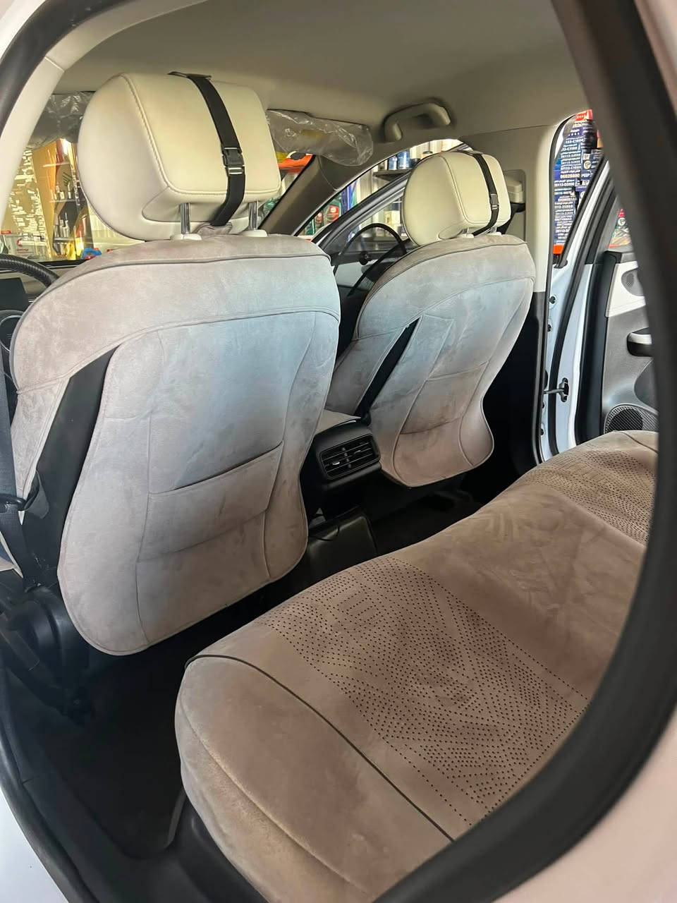BYD seal 5
المواصفات المعروفة 

التفويلة 2100 كيلو 

سعة الخزان 65 لتر 

ماشية 16 الف كيلو 

السيارة مكفولة من الصبغ والتبديل 

مكفول كلشي بيها بطارية ومحرك وشرط الفحص 

عدة وياها كاملة سبير وملحقاته وشاحنة اصلية  

ارضية السيارة مسويها ( جلد ) 

والكشنات تلبيسة 

كشنات السيارة محد كاعد عليهن اول مشتريتها حاط التلبيسات تكدر تشيلهن وتكدر تغسلهن وتكدر تعوفهن 

السيارة بيها شخط واحد بالباب طفل شاخطها 

وجوه دوسة الباب هم اكو شخط 

السعر 19.200 وبيها مجال بسيط 

رقم بغداد والتحويل ثاني يوم

مكاني بغداد الدورة 

تفاصيل اكثر 

***********
