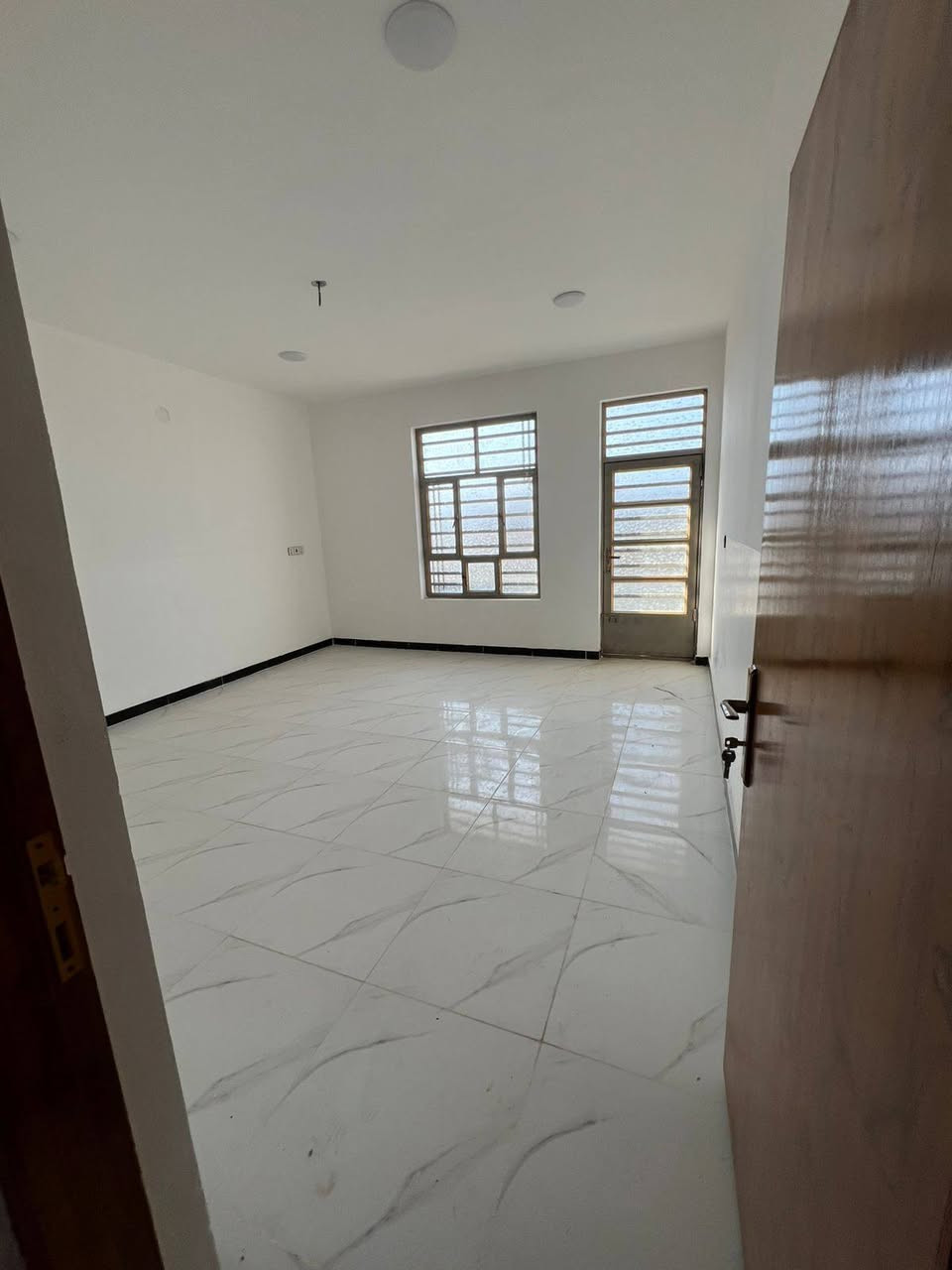 السلام عليكم من
 رخصة مدير الكروب 
عندي بيت 100متر بوب الشام اسوار بغدادملك صرف زراعي 25طابق ونص بناء2025طابوك جمهوري
غرفتين نوم حمامات 2 استقبال 
صحيات خارجي بي اقرار او انذار
سعر 85مجال بسيط للستفسار ***********
***********
