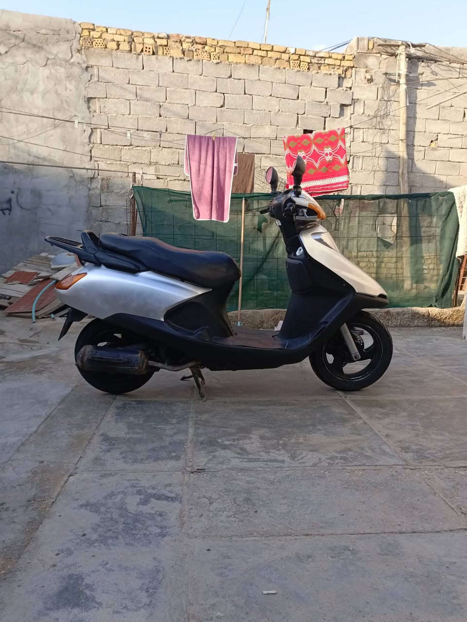 سلام عليكم  درجة سبيسي ياباني كفرات اصلي درجة صوت ناعم خرسه بل مشي خير من الله لا تنقص وله دخن نقصه بس باتري دك هندر وطلع وين ماتريد سعر475 و بيه مجال مكاني زورجات بحي جهاد رقمي ***********
