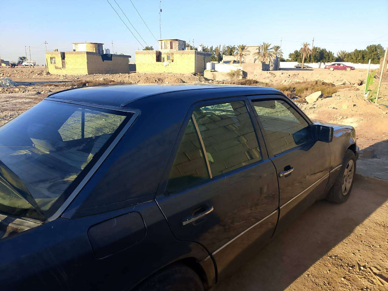 مارسدس نظيف 1990معمره  رقم ذي قار سنويه ل29 جاهزه لتحويل مكفوله من الكص وكير  ومكينه كهربائيات كامله  مكان ناصريه. ***********. السعر  33
