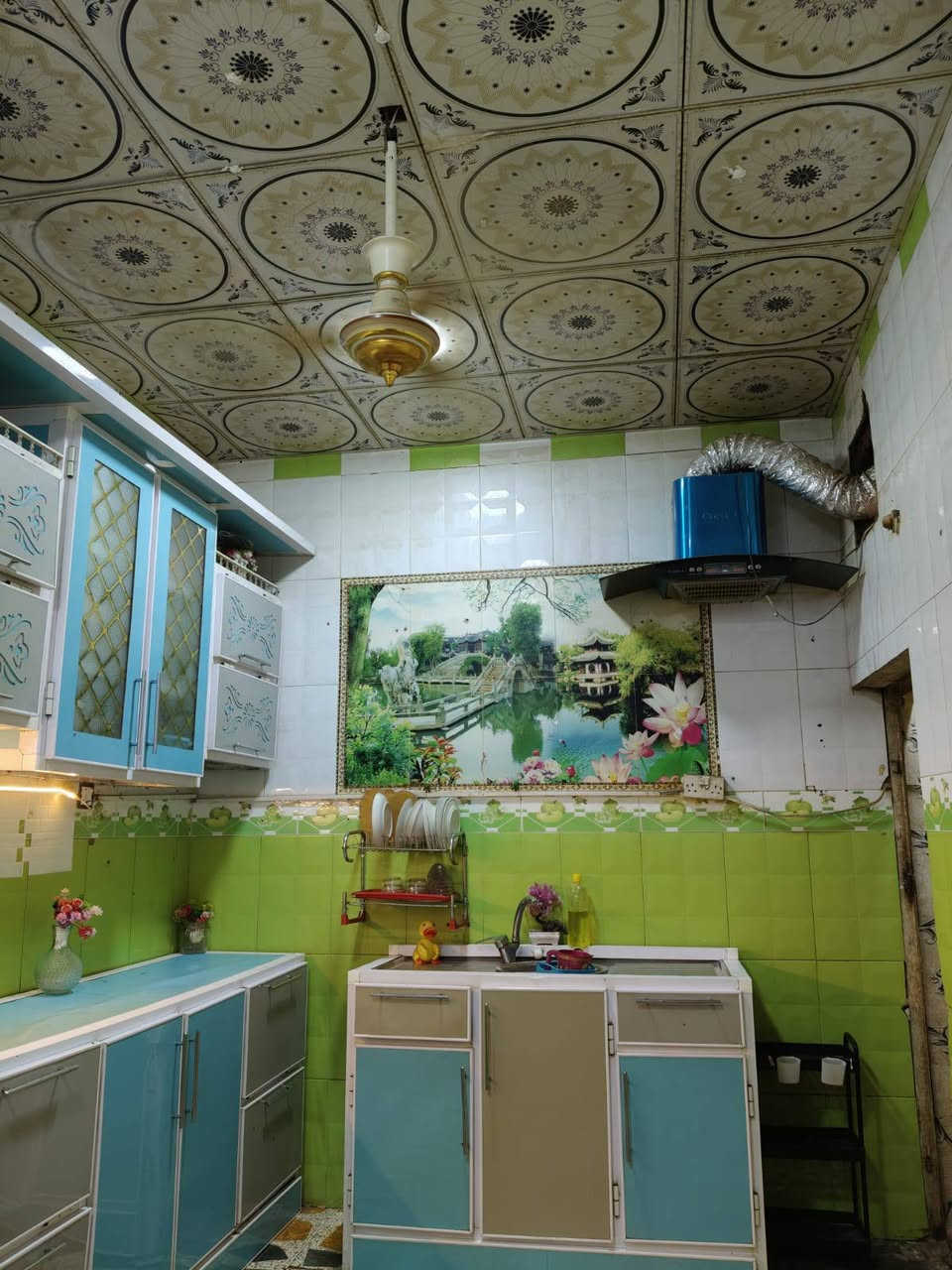 سلام عليكم بيت بحي الفداء  يم مدرسه صينية خلفي طابقين طابق الأول يتكون غرفه وديوانه وصله ومطبخ وصحيات طابق ٢غرفه وصالة سعر  75وبي مجال ستفسار   ***********
