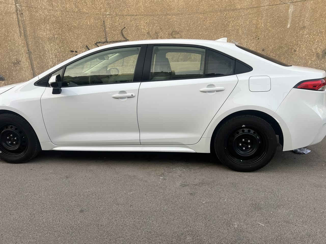 ماشيه 2 ميل فقط 

بدون تبديل اي قطعه

السياره على وضع الشركه 

مواصفات Le  معروفه 

داخل لونين 

***********

السعر 181
