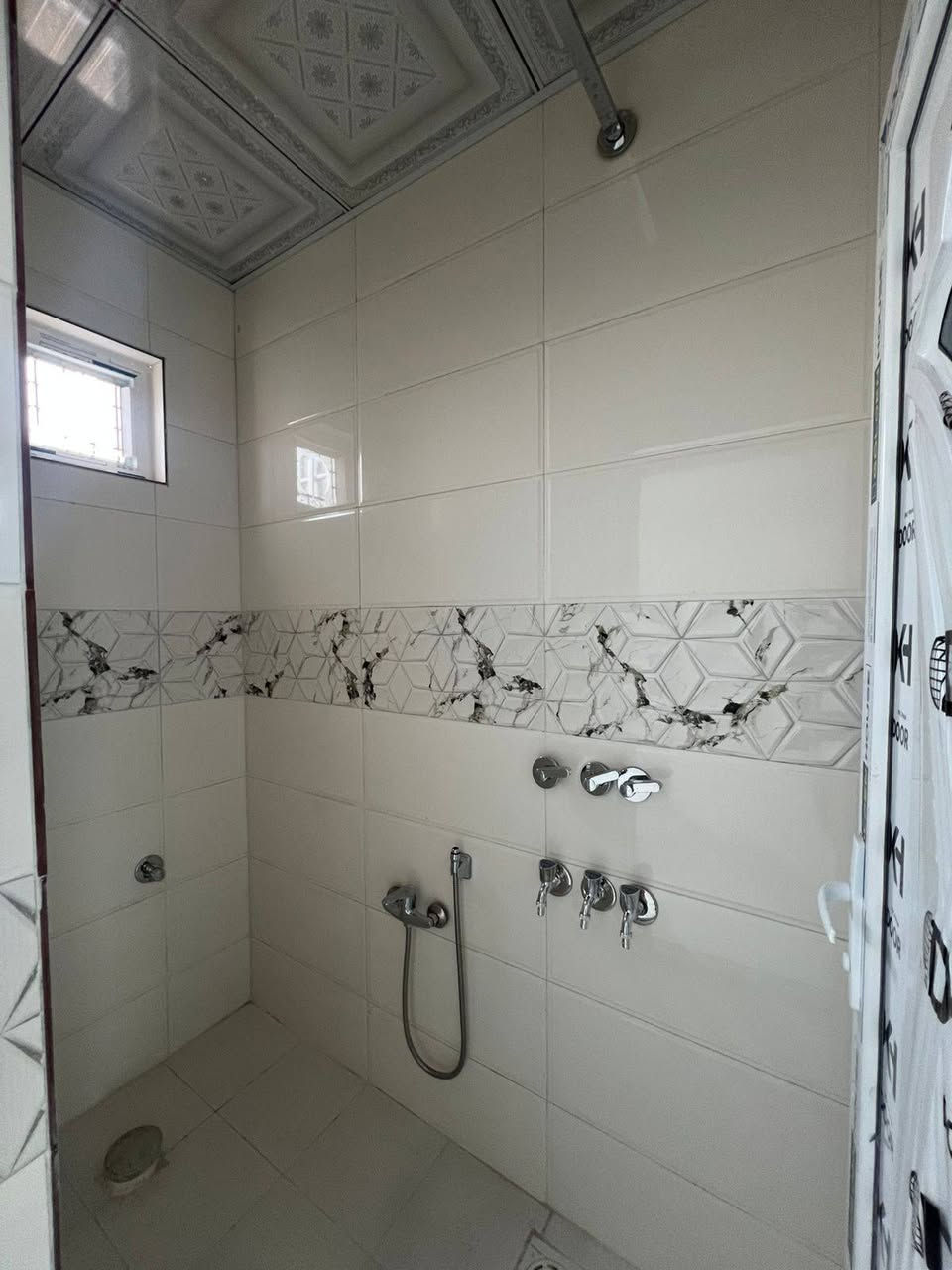 يالله الهم صلي على محمد والي محمد يوجد بيت مساحه 50متر طابق ونص بناء بلوك بي غرفه وصاله واستقبال ومطبخ وصحيات عمل درجة اولى كافة الخدمات ماء مجاري كهرباء وتبليط طابو زراعي قرار محكمة موقع البيت كربلاء مجمع الابداع قرب جامعه العميد بصف علوه المخضر طريق الرابط عمود 1182مسافه عشر دقايق عن الامام الحسين عليه السلام يصلح سكن او حسينيه للزوار الاستفسار انتصل على الارقام التالية 
***********
***********
واتساب موجود تحياتي للجميع
