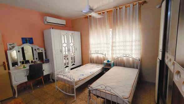 بسم الله 

دار للبيع طابو صرف مساحه 90 متر طابق ونص واجه 6 نزال 15 يحتوي على صاله و مطبخ مفتوحات على بعض ، غرفة في الطابق الاول وغرفه بالطابق الارضي و 2 حمام , كراج وحديقة صغيرة ، ركن، مدخلين  , البيت موقعه كلش حلو وقريب ع شارع العام موقعه بغداد منطقه الري ( المربع الاول) قرب حي شباب ، 

السعر مناسب جدا ( اكتب تم يوصلك السعر بالخاص )

الاستفسار ***********
