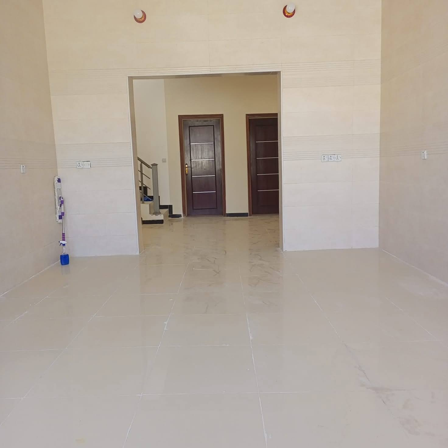 بيت للبيع فقط 
مساحة 250م 
منطقة الدوحة السكني 
يتكون من صاله واستقبال وغرفتين ومطبخ حار وبارد وحمام داخلي وخارجي بناء درجه اولى
مطلوب للمصرف ٧٧ مليون 
 بناء سنه ٢٠٢١
القسط الشهري ٤١٦
اقرب نقطه داله الأسواق القديمة 
تبليط كامل الشارع مبلط
خدمات ماء كهرباء مجاري
الشارع ١٥ م
للاستفسار ***********
