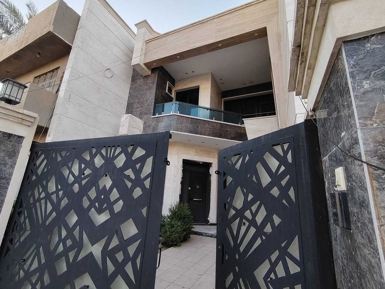 للإيجار ٢١٠ متر بي ٥ غرف نوم مربع الحسنين
للإستفسار ***********
