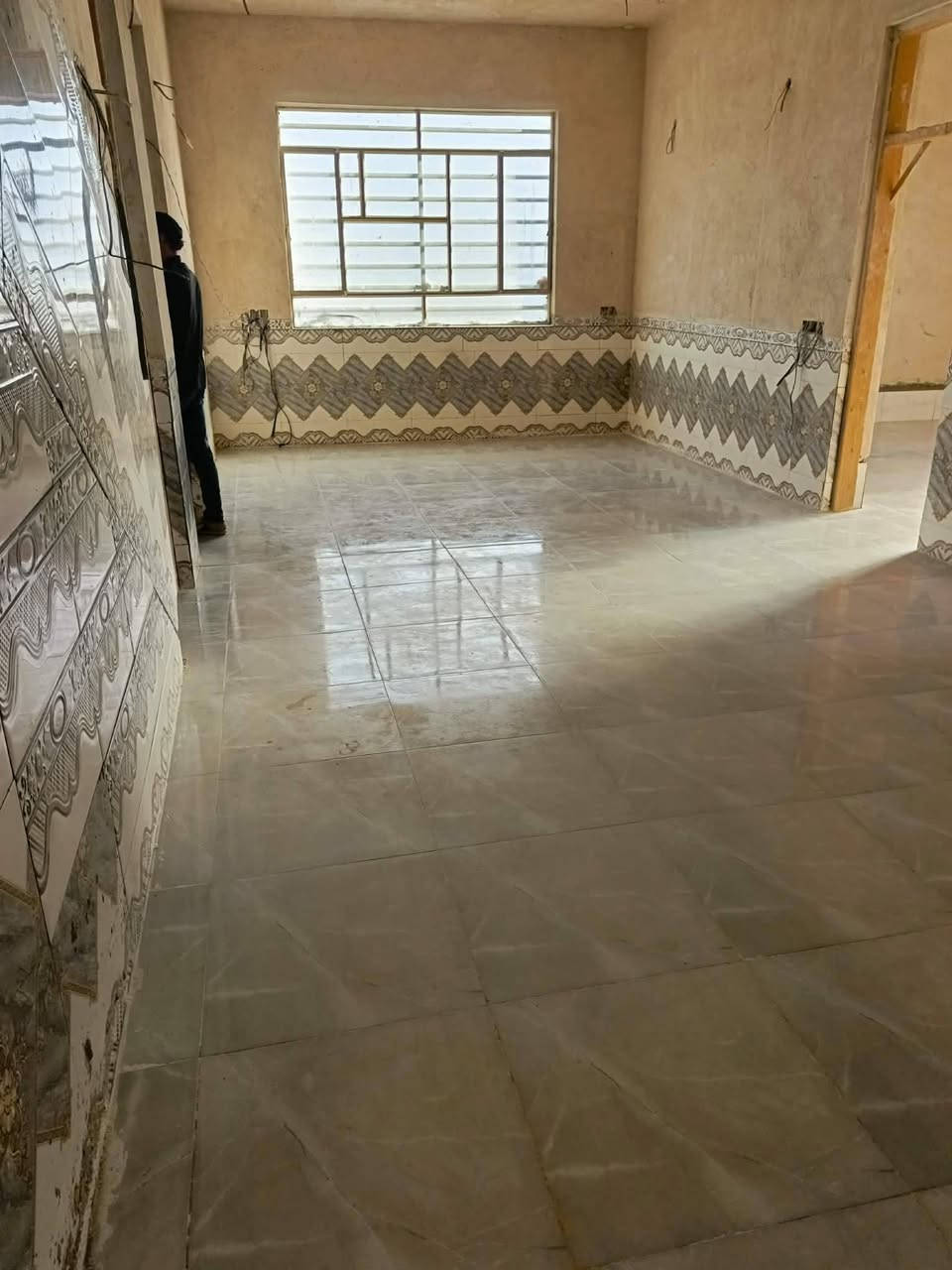 للبيع بيت مساحه ٣٠٠ متر منطقة سيد حبوب شغل درجه اولى اساس كونكريت مكون من غرفتين وصاله ومطبخ وصحيات وبراني ومناور ودرج وبيتونه وحديقه وكراج بناء طابوق فرمستون شغل درجه اولى جاهز للسكن شغل جديد السعر ٤٧ ملايين وبيه مجال للشراي ارضيه بورسلين سيراميك كامل ***********
