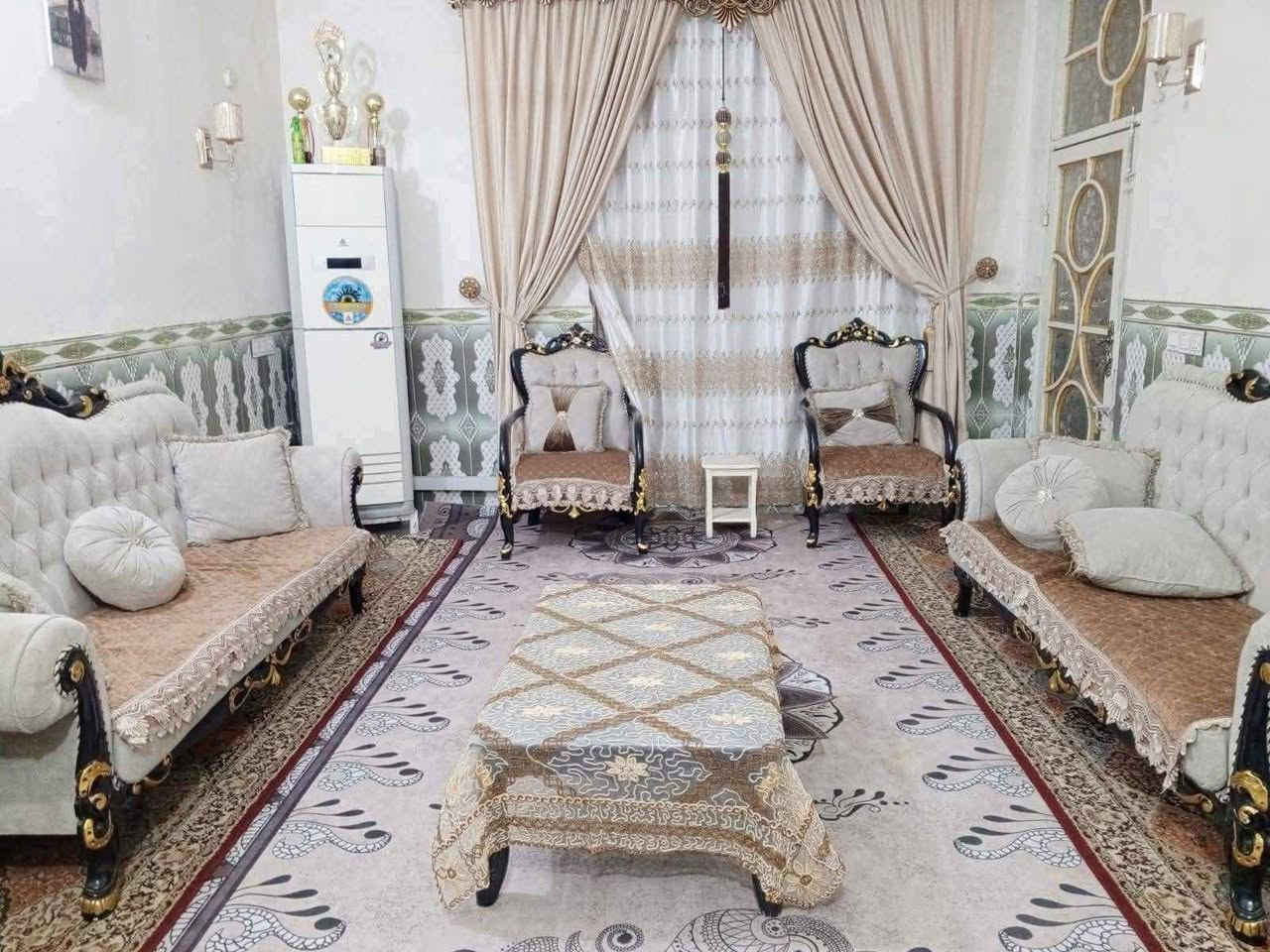 بيت مساحة 200 متر طابقين
 الوجة ١٠ النزال 20
سنة البناء 2019
 الطابق الأول غرفتين جوه
صحيات داخلية وخارجية
وهول واستقبال
ومطبخ
ومخزن
الطابق الثاني
غرفتين نوم وهول وصحيات
ومطبخ
السطح شتايكر
العنوان دور العمال خلف شارع الخدمي
عرض الشارع 10
هاتف***********
