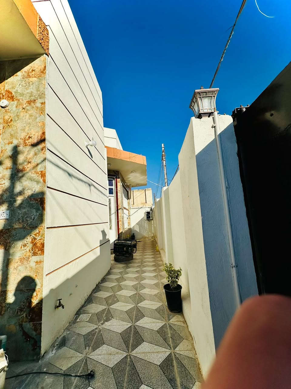 السلام عليكم يتوفر بيت مساحه 240 بيت ومشتمل البيت الاو ل يتكون من مطبخ صاله واستقبال غرف نوم عدد 2 وحده جوه وثاينه فوك وحمام وحده ومنور وصحيات عدد ثنين داخلي وخارجي ول مشتمل يتكون غرفه نوم مطبخ استقبال وحمام وصحيات داخلي وخارجي يعني  يفيد ل عائله جبيره يتكون من بيت ومشتمل نفس ما كلت سابقا طابو صرف باسمي تحويل مباشر 
موقع ل بيت قرب شارع ل كرينات شارع ٦٠ ل عام ومدخل ثاني له من شارع مكاتب رئيسي لبيت باسم شخص واحد حصرا
البيت موقعه ركن شارع مالته عرضه ١٥ متر ومصور كذالك 
بناء حديث وكآمل عل اخير توفر يمه كامل خدمات من كل شي 
للاستفسار خاص ماعدي ولا واتساب فقط 
اتصال وتدلل
***********
