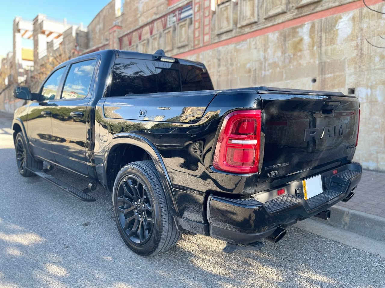 رام 1500 - ( لمتد )
ماشية 9 ألف فقط 
الموديل: 2025 (خليجي)
المحرك: 3.0 لتر 6 سلندر (I-6) توين توربو 
القوة الحصانية: 540  
عزم الدوران (نيوتن-م): 707

المواصفات: 
*نظام دفع رباعي  4 4x  متطور 
*نظام التعليق الهوائى (جكات)
*صناديق حمولة خارجية على جوانب الصندوق (رام بوكس)
*الصندوق كهربائي
*دواسات جانبية كهربائية
*ويل  قياس 22 انج 
*شاشة التحكم الرئيسية بقياس 14.4 انج مع نظام ملاحة 
*شاشة ترفيهية للراكب الامامي لمس بقياس 10.25 انج ومدخلHDMI وUSB 
*شاشة القيادة الرقمية بقياس 12 انج 
*شاشة عرض لوحة القيادة على الزجاج الأمامي (داتا شو)
*رادار مع خاصية التوقف والانطلاق 
*حساسات امامية وخلفية
*كاميرات 360 للرؤية المحيطية 
*المرآة الداخلية مزودة بشاشة لعرض الكاميرا الخلفية
*تحذير النقطة العمياء 
*تحذير الخروج عن المسار
*نظام المحافظة على البقاء فى المسار 
*نظام التعرف على اشارات المرور 
*خاصية المساعدة على التوجية فى التقاطعات لتفادى الحوادث
*نظام مانع تصادم خلفي 
*نظام القيادة شبه الذاتية
*مقصورة الركاب من الجلد الفاخر 
*مقعد السائق والراكب والمقاعد الخلفية مبردة ومدفئة
*مقعد السائق والراكب مساج
*مقعد السائق مزود بذاكرة لحفظ وضعيات الجلوس
*نظام ابل كار بلاى و اندرويد اوتو لاسلكي 
*نظام صوتي فاخر ( Harman Kardon ) 
*دخول ذكي (بصمة)
*نظام التشغيل عن بُعد
*مصابيح أمامية أوتوماتيكية زينون مع مصابيح نهارية LED وكشافات ضباب LED 
*نظام التحكم التلقائي في الضوء العالى 
*إضاءة متحركة أمامية / خلفية خارجية
*مرايا خارجية قابلة للطي كهربائيًا مدفئة
*ماسحات زجاج أمامي حساسة للمطر
*لوحة شحن لاسلكية مزدوجة
*وضعيات قيادة متعددة
*بدون بنورامة 
*
للاستفسار 
***********
