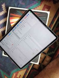 ايباد 12.9 موديل 2021 معالج M1 ذاكرته 128 سعره 475 فقط بيه نقطتين سوده...