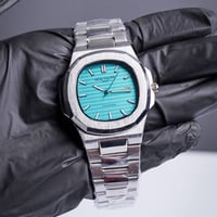 ساعة يد من طراز Patek Philippe Nautilus. تشتهر هذه الساعات بتصميمها ال...