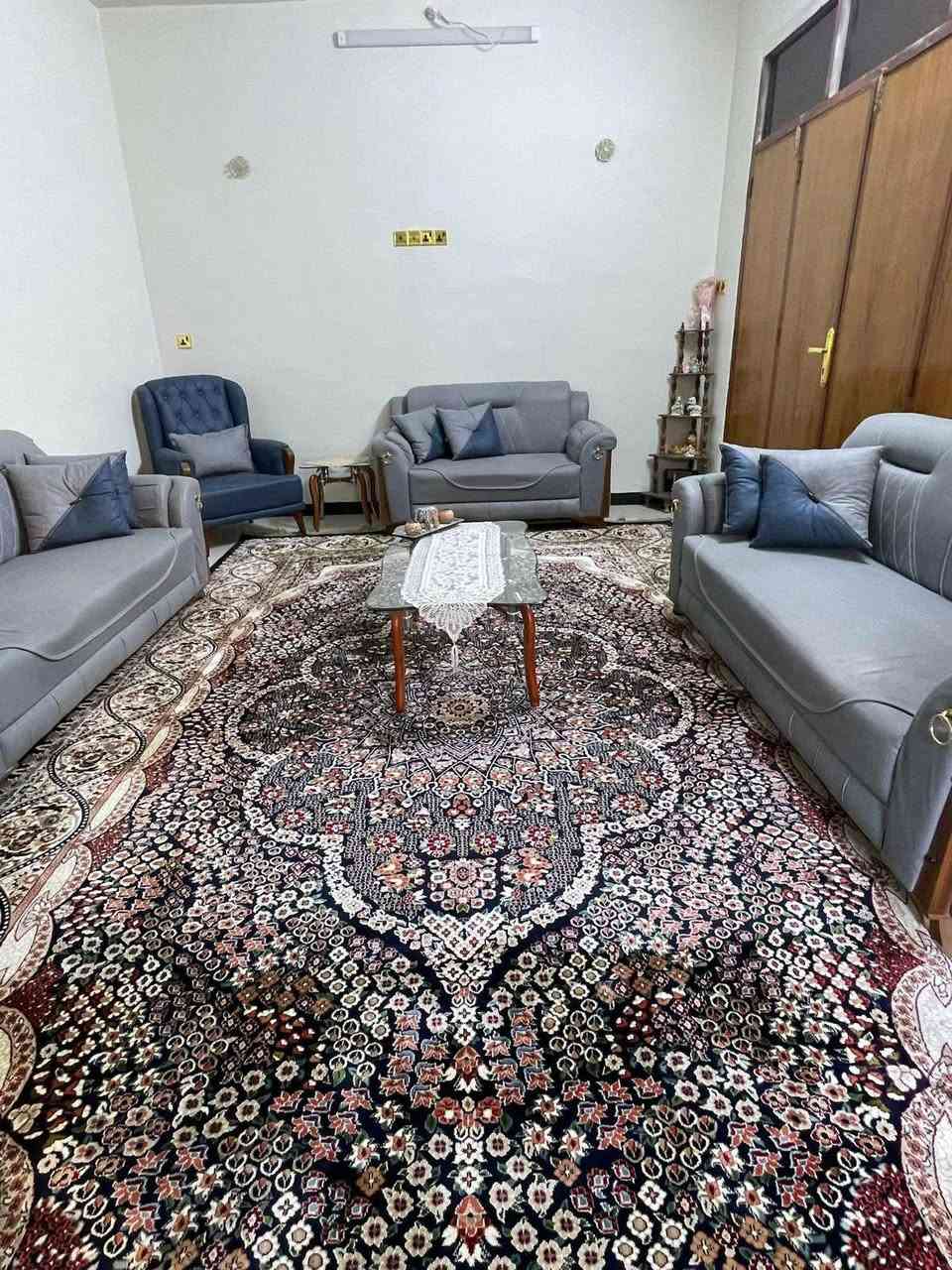 دار للبيع الموقع حي ١٧
1.المساحه ٢٥٠م طابو صرف وسنه البناء ٢٠١٥ بناء جدا نظيف  
2.يحتوي الدار ع ٤غرف نوم وصالتين واستقبال 
ومطبخ ومجمع صحيات داخليه وخارجية 
3.عرض الشارع اكثر من ١٠م شارع جدا هادئ ومناسب للسكن 
4.موقع الدار بالظبط خلف كوفي ريست 
للأستفسار ***********
