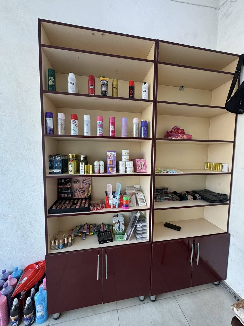 السلام عليكم يتوفر رفوف جديده ستعمال قليل تشتغل محل مال صيدليه كوزمتك اسواق بغداد واهذا رقمي ***********
