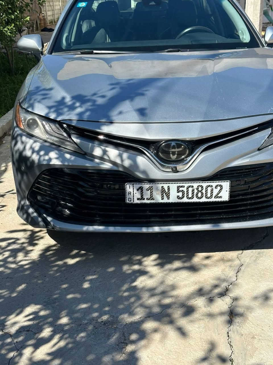 كامري 2018
رقم بغداد باسمي سنويه جديده لل 2031
ماشيه 66 الف مايل
محرك 6 سلندر  (V6)
———
فول مواصفات 1/1 اعلى فئه XSE
اربع كاميرات اماميه وجوانب وخلفيه
بنوراما
داتا شو
حساس امامي + خلفي
رادار 360 درجه
داخل صاج
اضاءه ترحيب علامه تيوتا كامري
اناره لد داخلي 
———
الحادث كما موضح بالصور فقط بنيد مبدل اصلي نفسه اللون
البدنه بخشم الشاصي بيه تعديل بسيط

ملاحظه / السياره اجه بيه ثلاث قطع كلير من امريكا بدون فتح وبدون ضرر  عدا براغي الصندوق مفتوحه فقط
—-
العنوان بابل - الحله
رقم الهاتف / ***********
