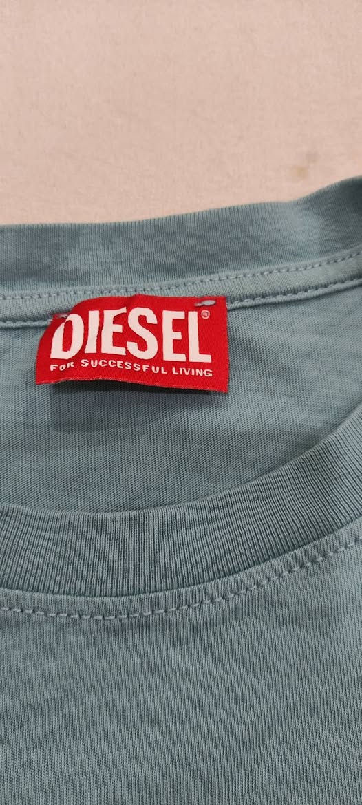 DIESEL ✅✅ 
باله اوريجنال 💯💯 
النظافة 💯💯 
 غير مستعمل   
M القياس 
52cm عرض الصدر 
70cm الطول 
يتوفر توصيل لجميع محافظات العراق 🚙


**إذا كنت صاحب هذا الإعلان وتريد حذفه لأي سبب، رجاءا أرسل رسالة إلى الدعم الفني**