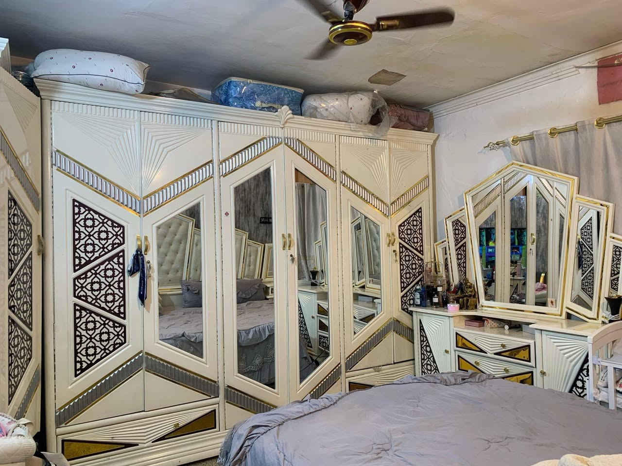 السلام عليكم
غرفه عراقيه بتصميم تركي
نظيفه كلش تجي وتشوف بعينك
مثل ماموضحه بالصور شاهد الله مشتريهه1165 رايدهه 800 وبيهه مجال بسيط مكان بغداد الحبيبيه ***********
