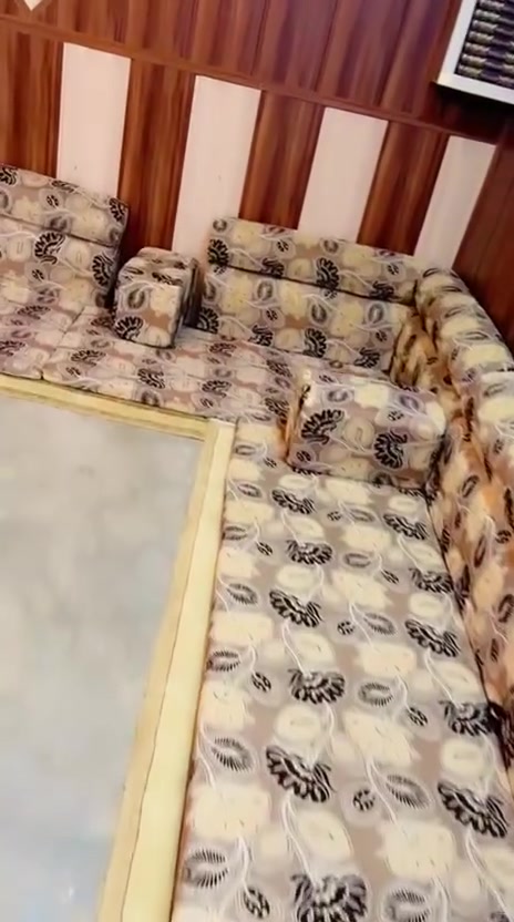 للبيع للبيع ديوان كويتي نضيف القياس 4/7السعر 350وبيها مجال هـ***********
