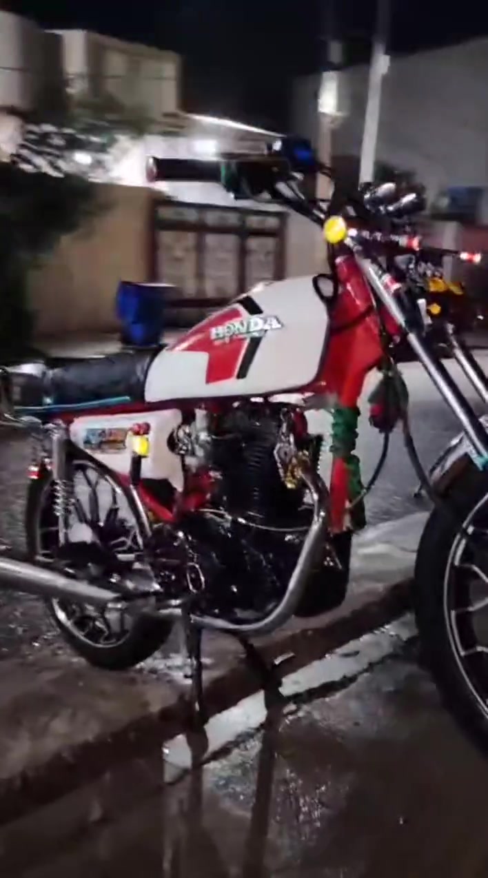 متور للبيع ماكينة250cc جنزير صدر نظافة فول متل مو مبين بل فيديو جاد يحكيني ع لوتس ***********
