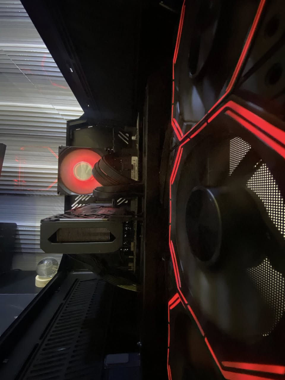 السلام عليكم
كيس Pc gaming للبيع 
المواصفات:
Cpu : i5 11400f 4.40GHz + cpu cooler 
M.b : asus prime  H510M-C/PS
Ram : 16gb 2x8 3200Mhz Bellut
Gpu : Radeon Rx 7600 sapphire 
8G GDDR6 - بقوه كارت ال 4060 
M.2 ssd : 512 gb bullet PCI3 
Ssd : 480gb lexar 
Power supply : 700w thermaltake
Case : dark flash dy470 يحتوي على اربع فانات aRGB 
+ اشتريت اله هب حته اكدر أتحكم بالإضاءة وسرعه الفانات الكيس كلش حلوه وسعره غالي بالسوك ماخذه وحده + مفتاح ويندوز 11 برو اصلي مفعل السعر رايدها بواحد وبيها مجال بسيط 
رقمي ***********
